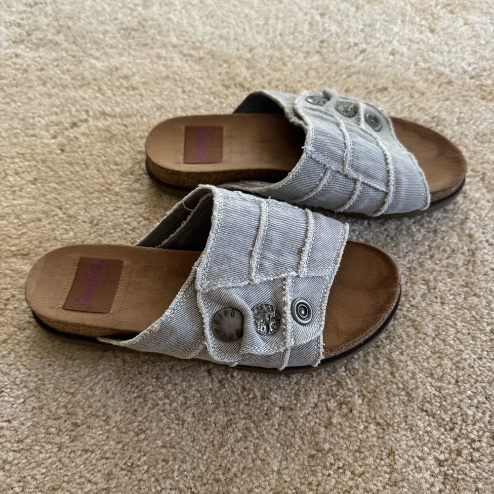 Blowfish Malibu Woman’s Distressed Denim Sandals size 7